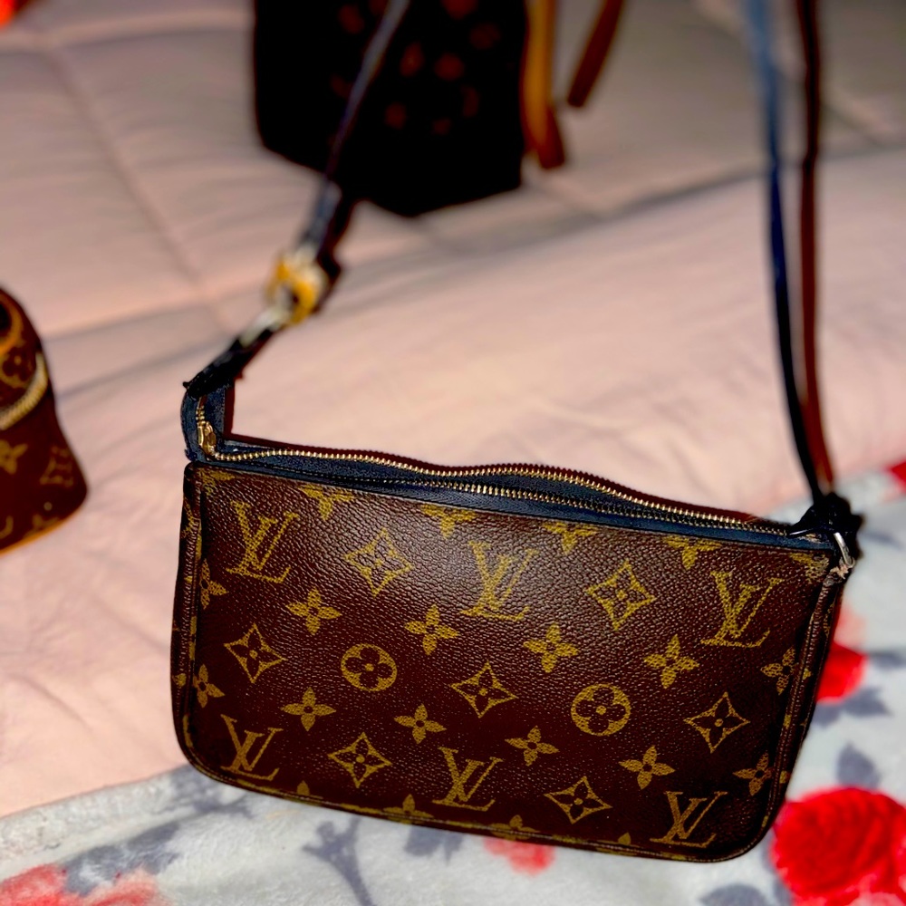 Louis Vuitton pouchette
